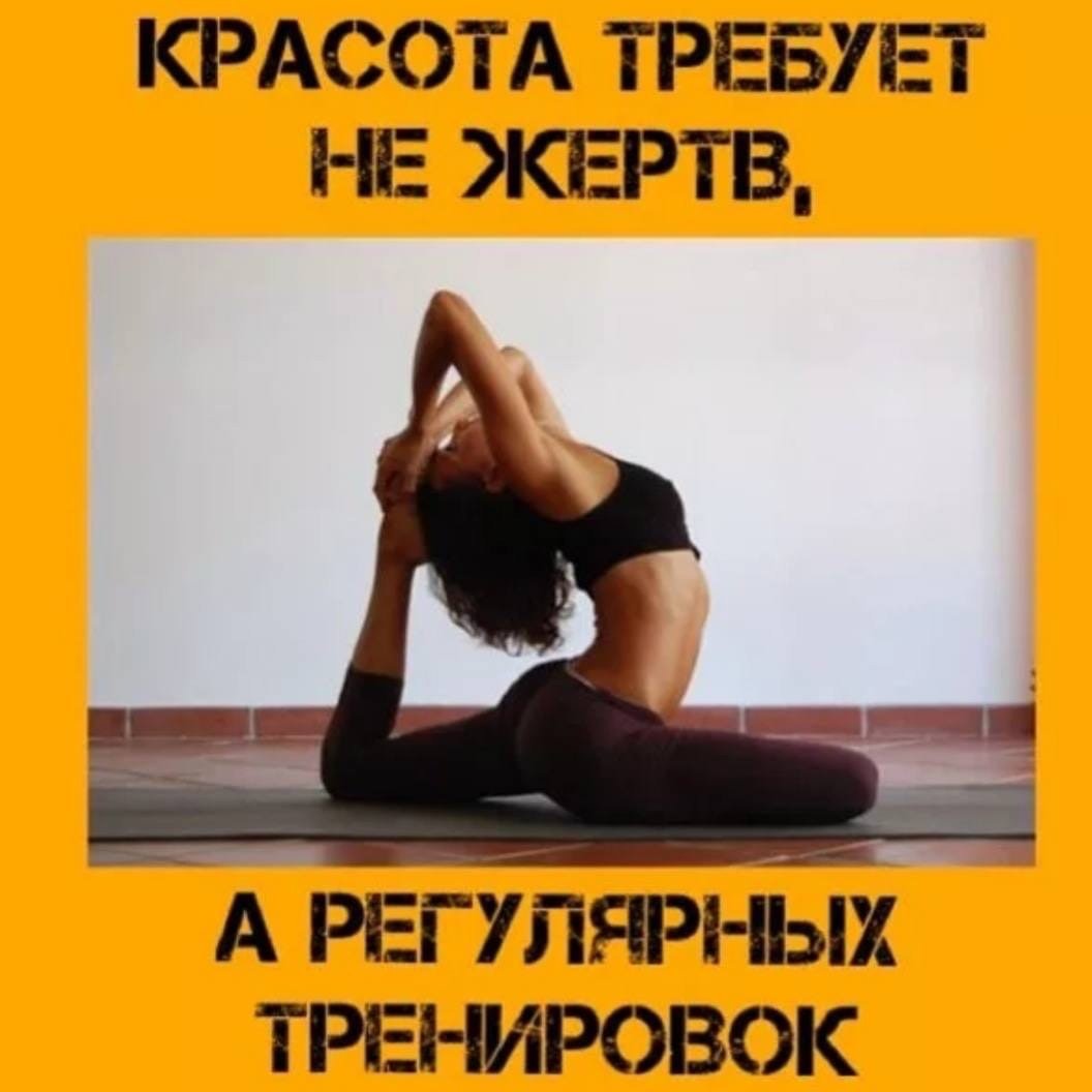 Девушка в тренажерном зале со спины