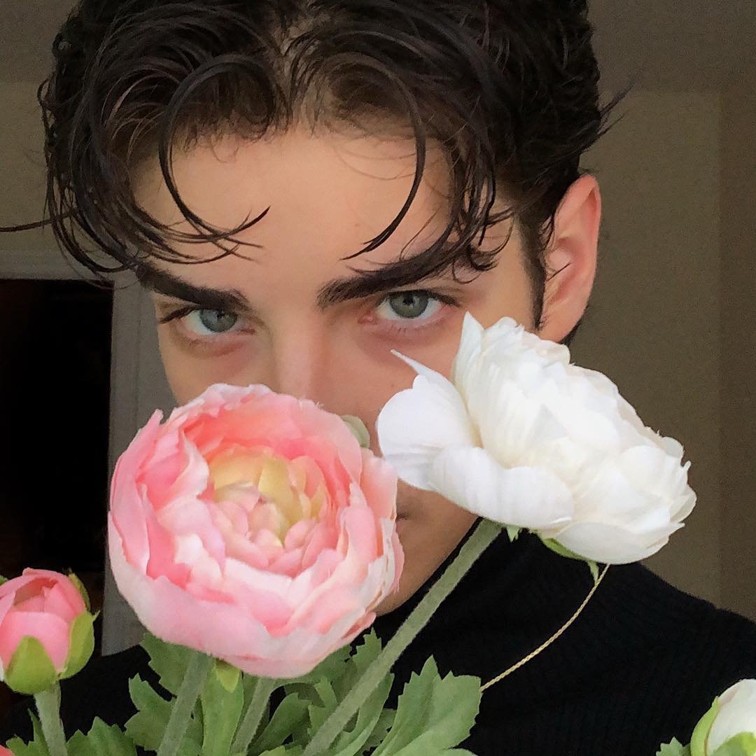 Мужчина с цветами