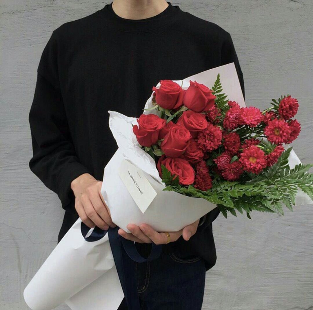 Красивый парень с цветами