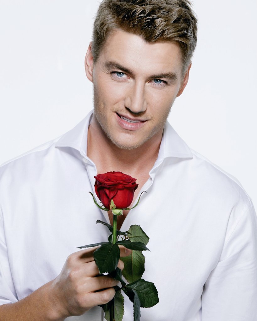 Мужчина с огромным букетом цветов