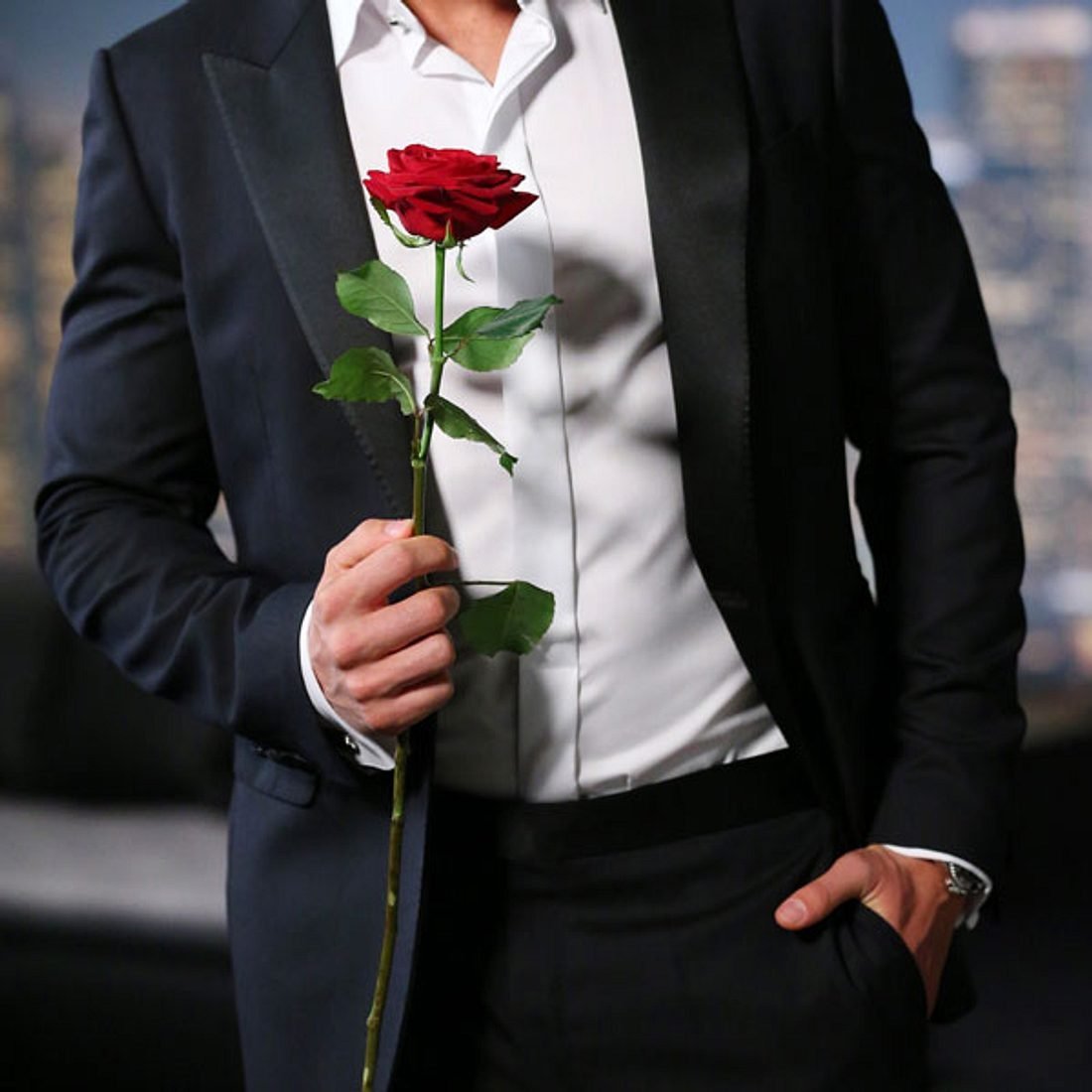 Парень с розой