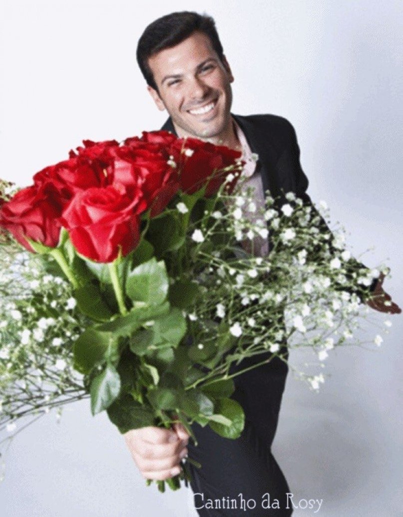 Букет цветов в мужских руках