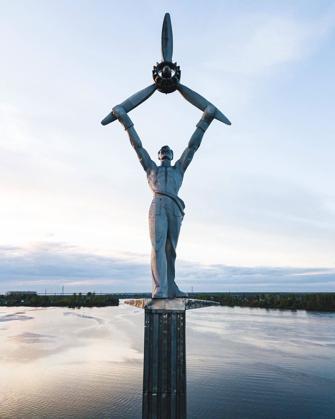 Памятник воину освободителю в Берлине рисунок