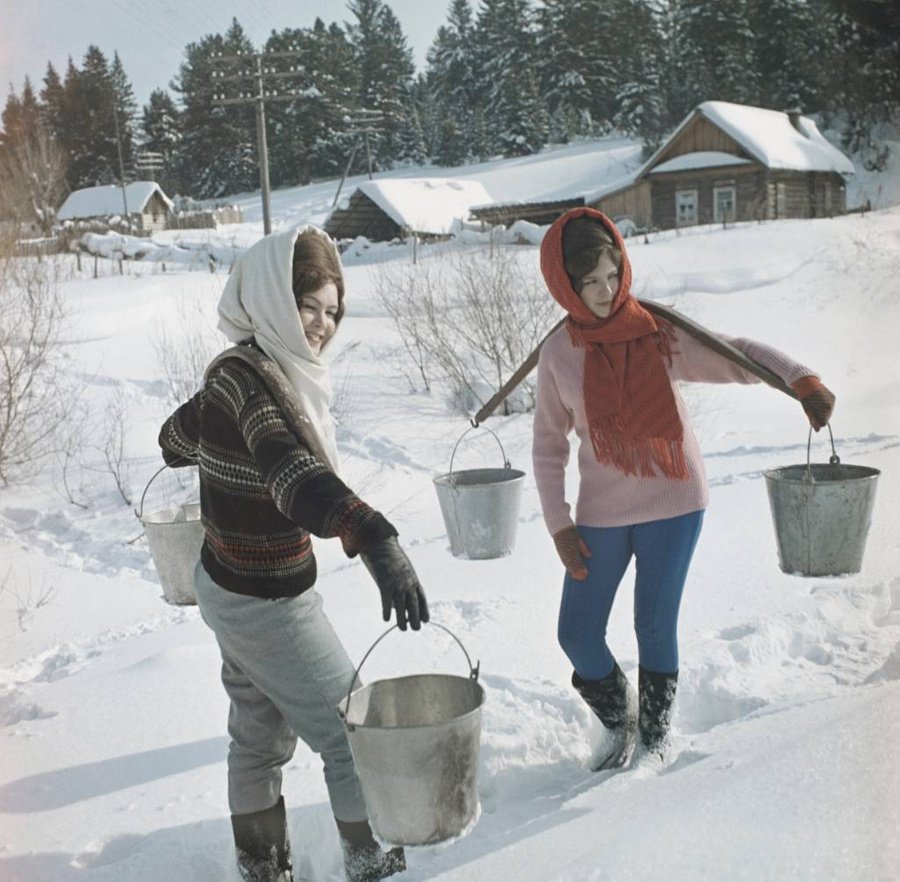 Бабушка с ведром