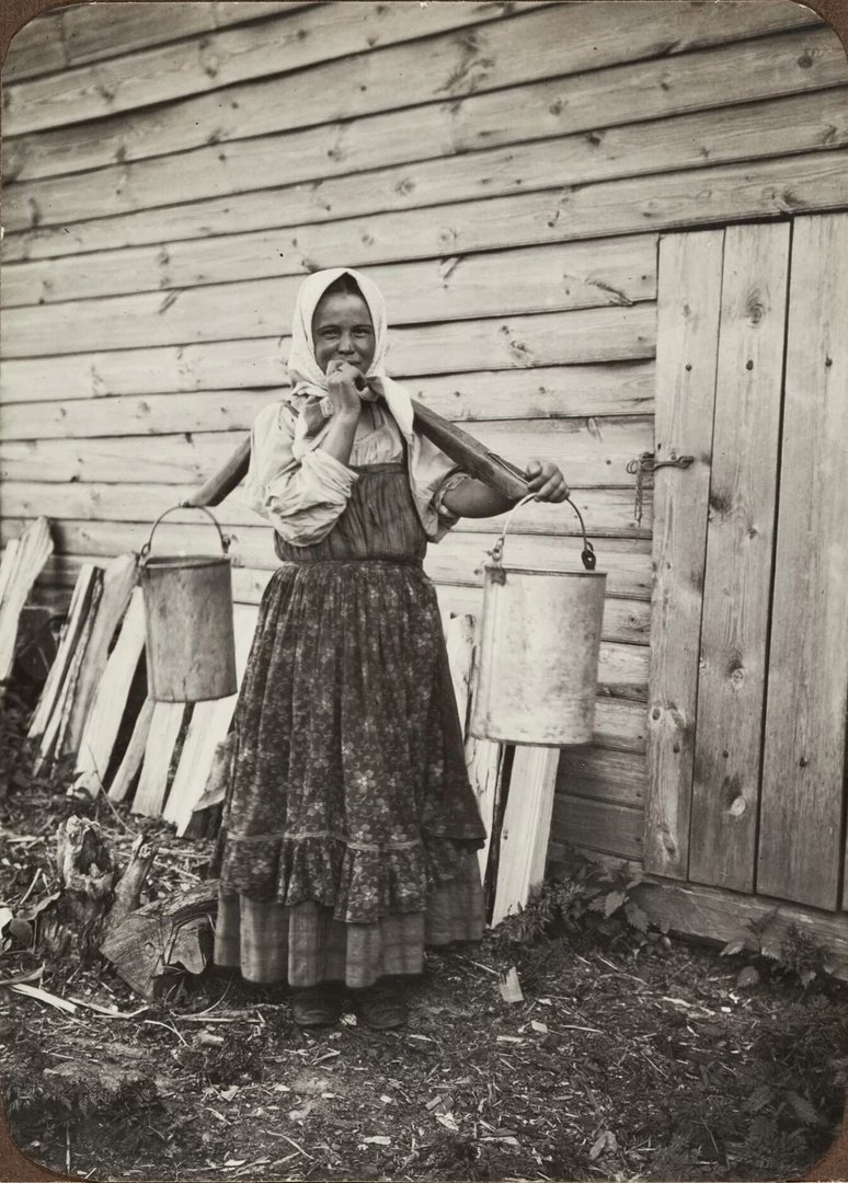 Деревенские девушки с ведрами