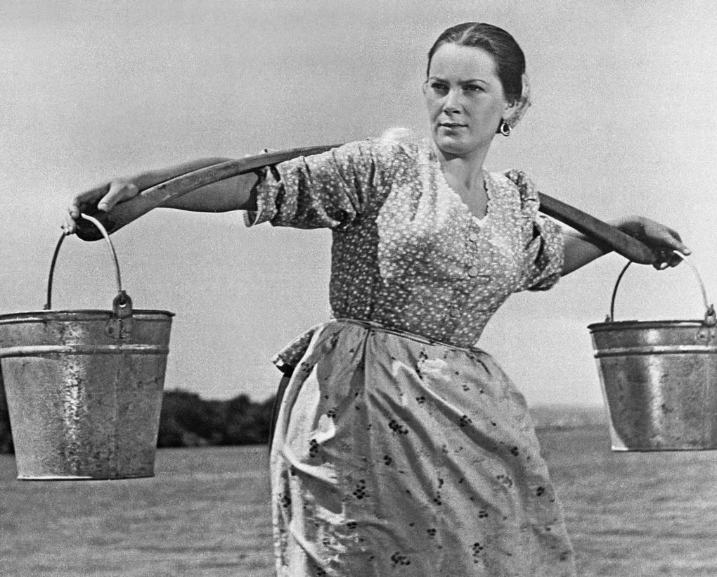 Девушка в деревне зимой