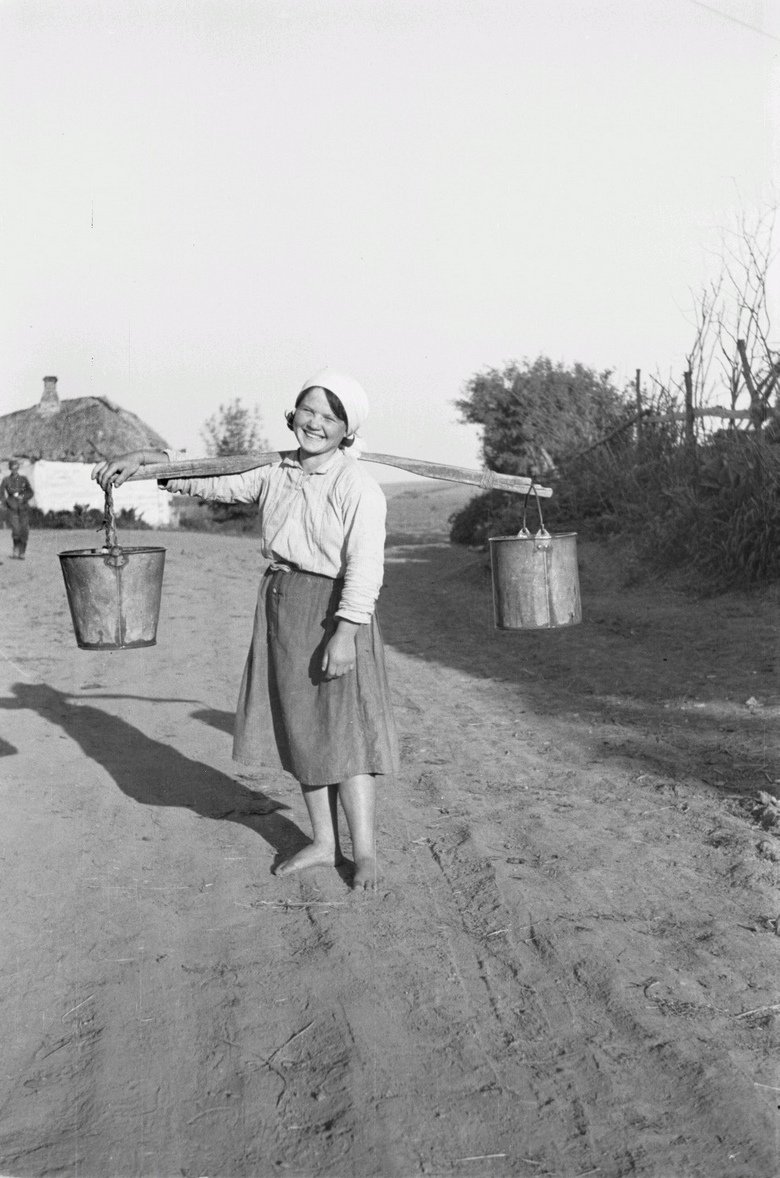 Девушка с коромыслом