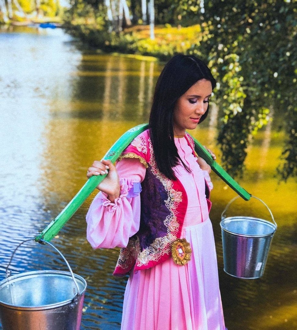 Женщина с ведрами в деревне