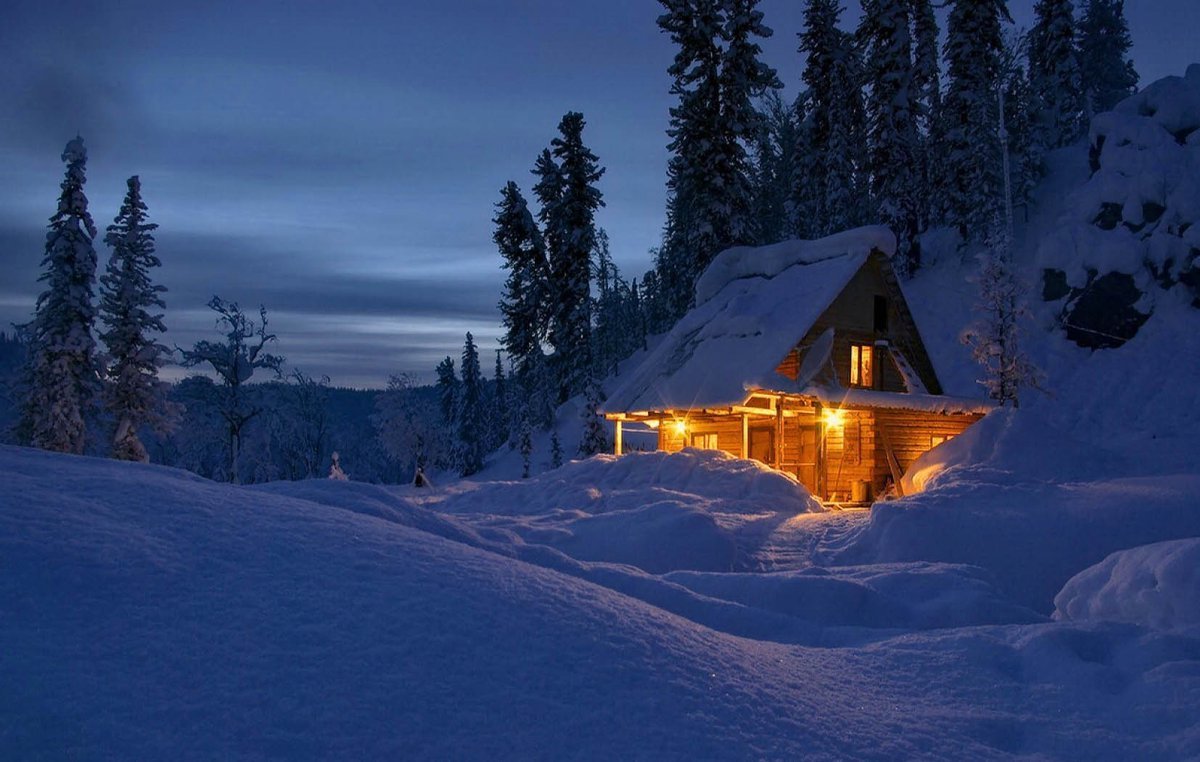 Домик в зимнем лесу