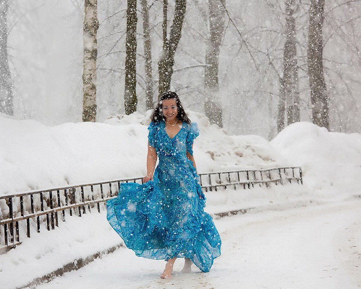 Я бегу по снегу босиком. Девушка в платье на снегу. Перезимуем весну. Перезимовали зиму Перезимуем и весну. Женщины зимой в летних платьях.