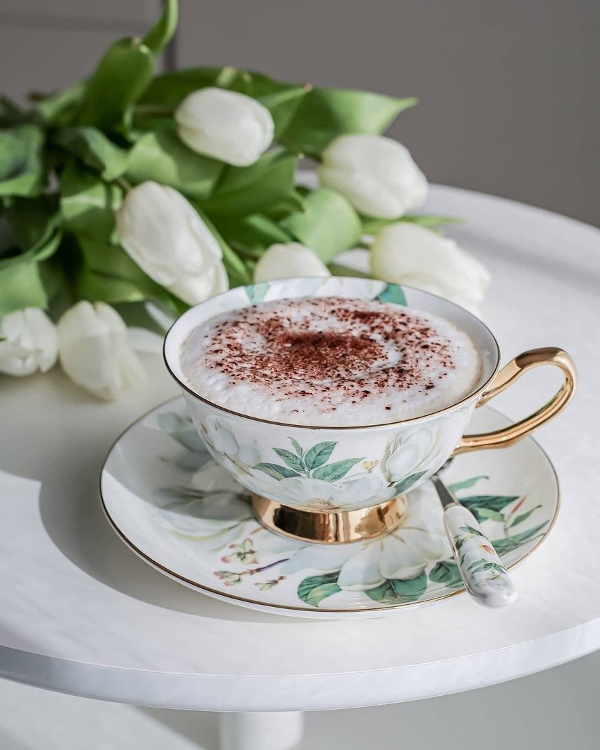 Чаепитие с пирожными