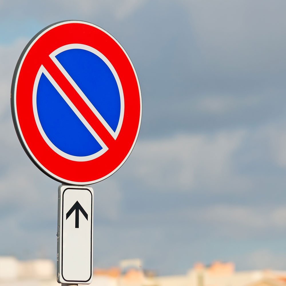 Знак остановка и стоянка запрещена