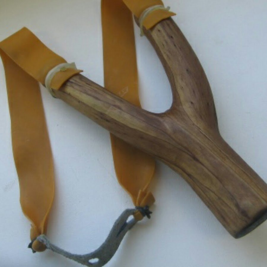 Девушка стреляет из рогатки