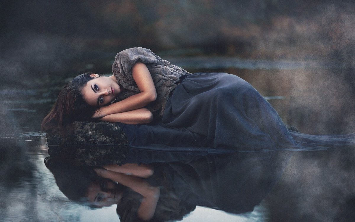 Девушка в темноте