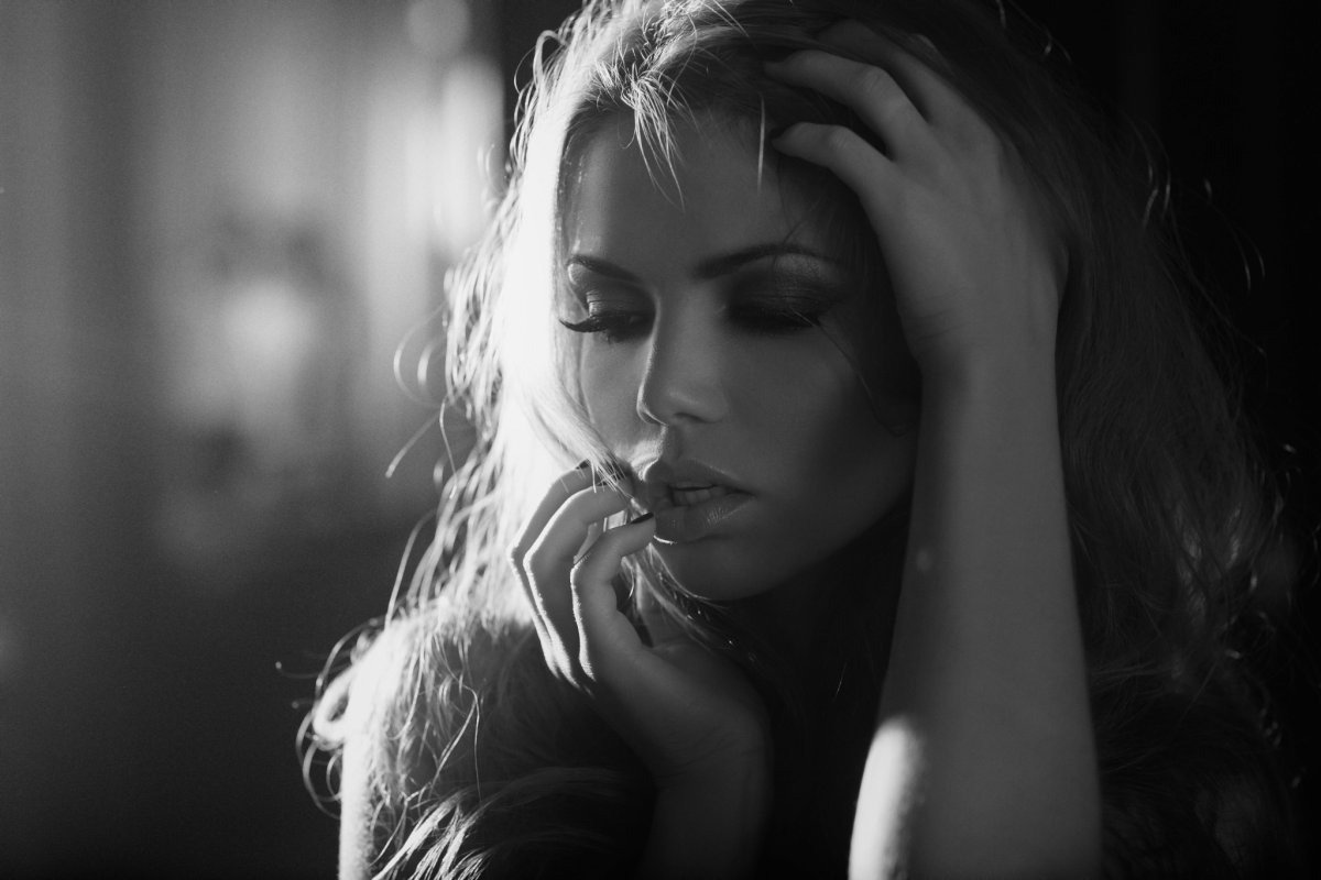 Грустная девушка