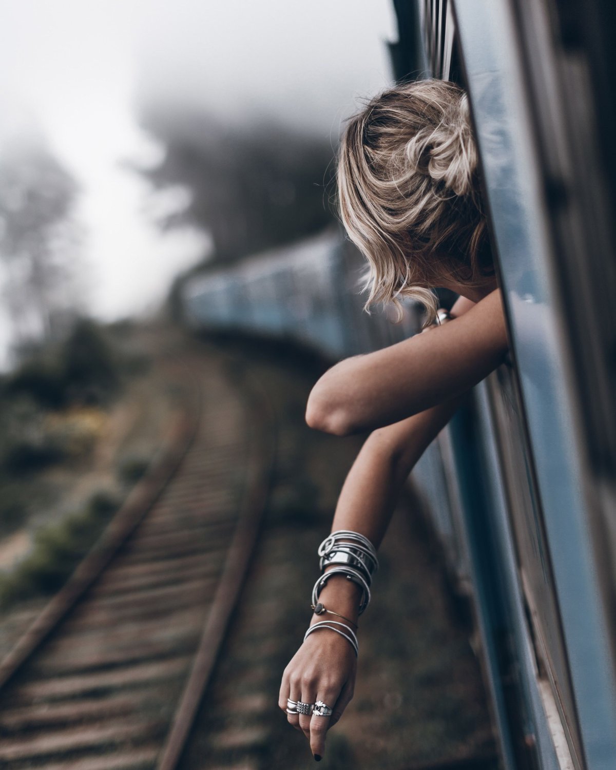 Грустная девушка