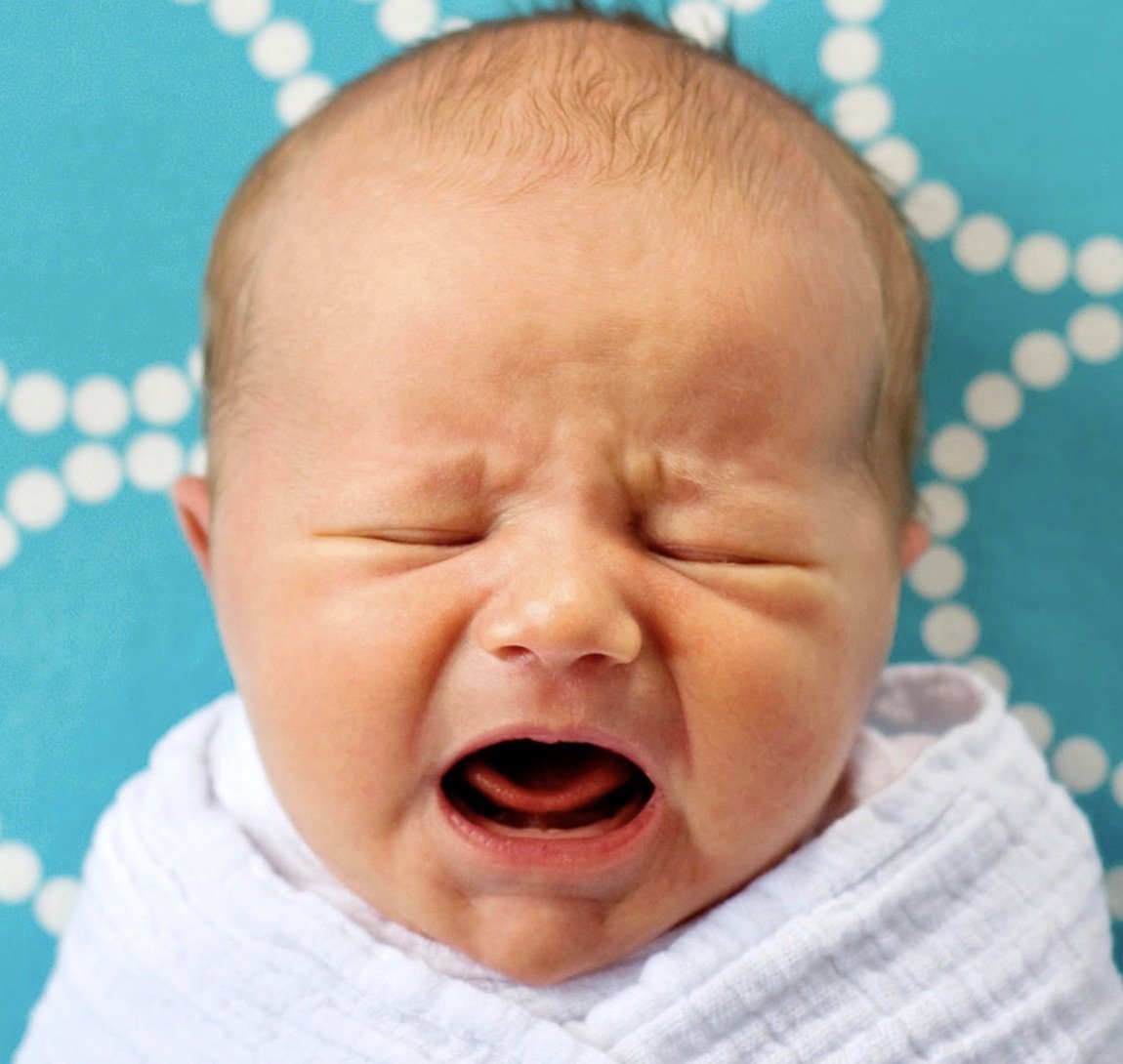 Маленький ребенок кричит