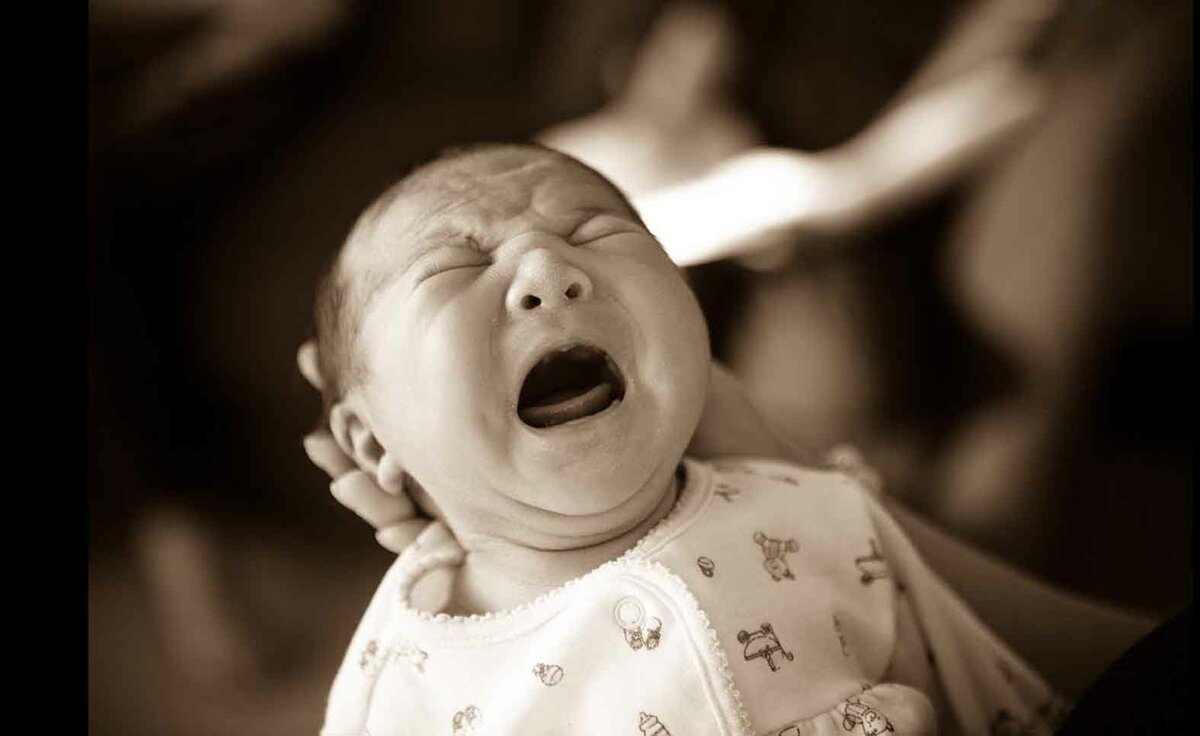 Новорождённый ребёнок плачет без причины