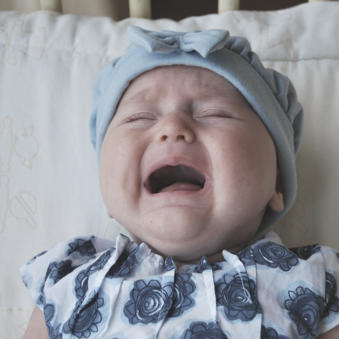 Смешная девочка кричит