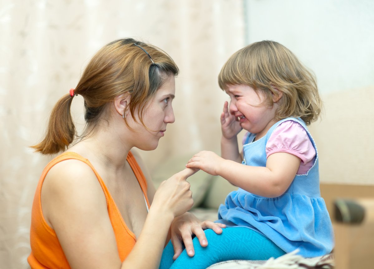 Ребенок плачет и кричит