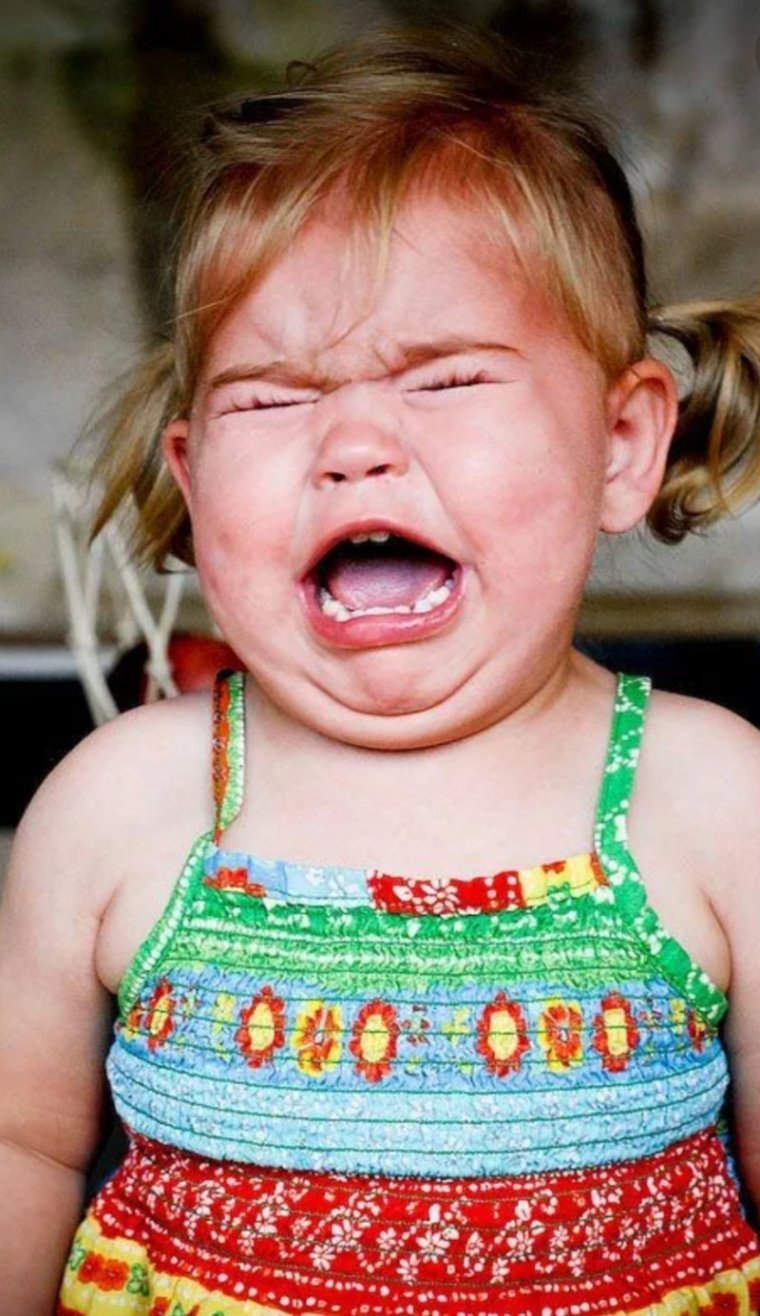 Ребенок кричит от радости