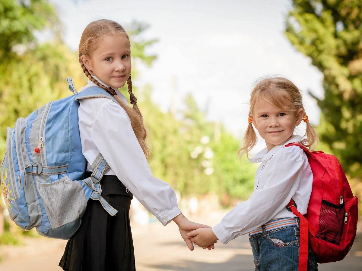 Девушка идет в школу