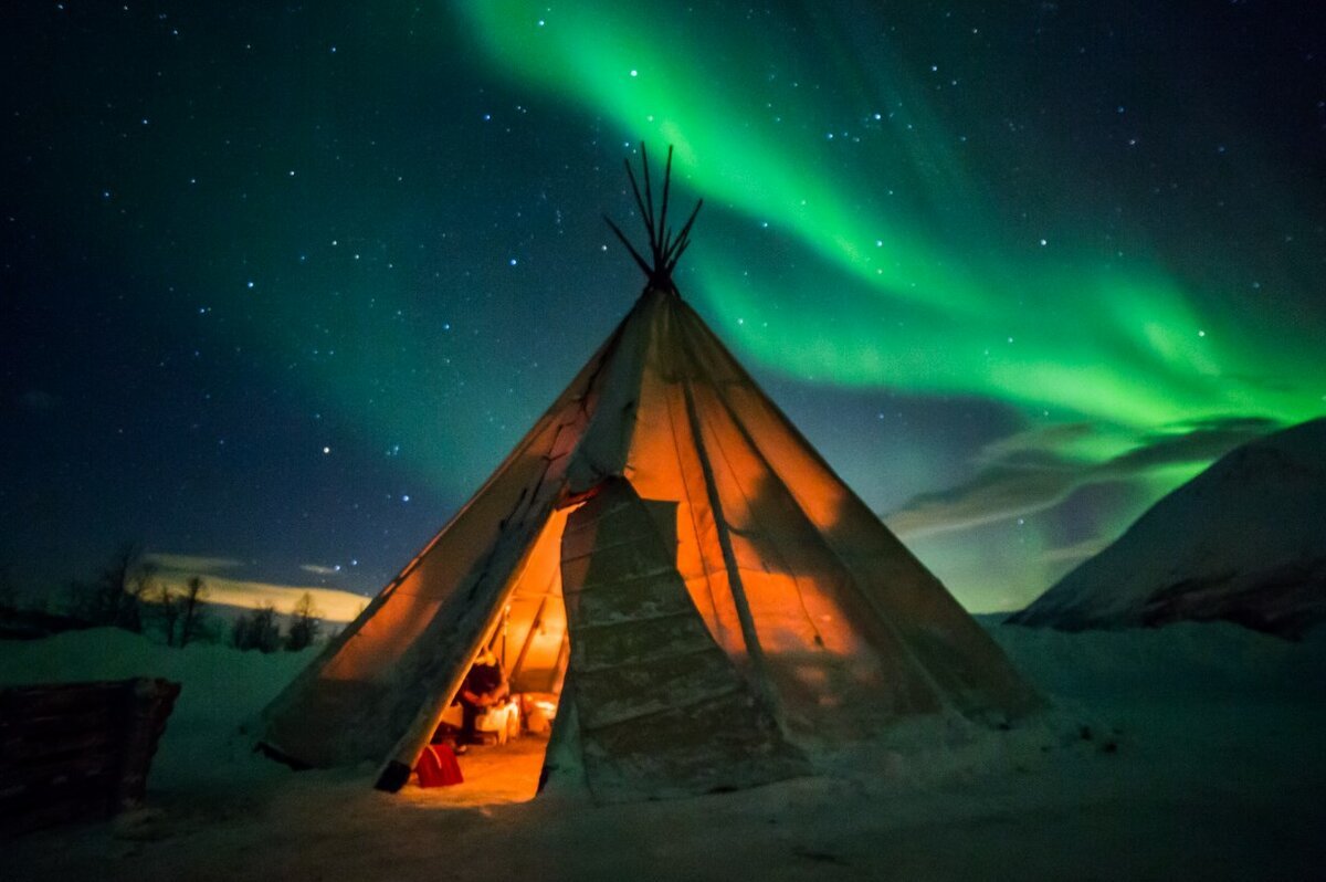 Вигвам на белом фоне