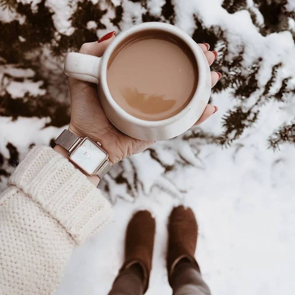 Новогодний кофе в руках