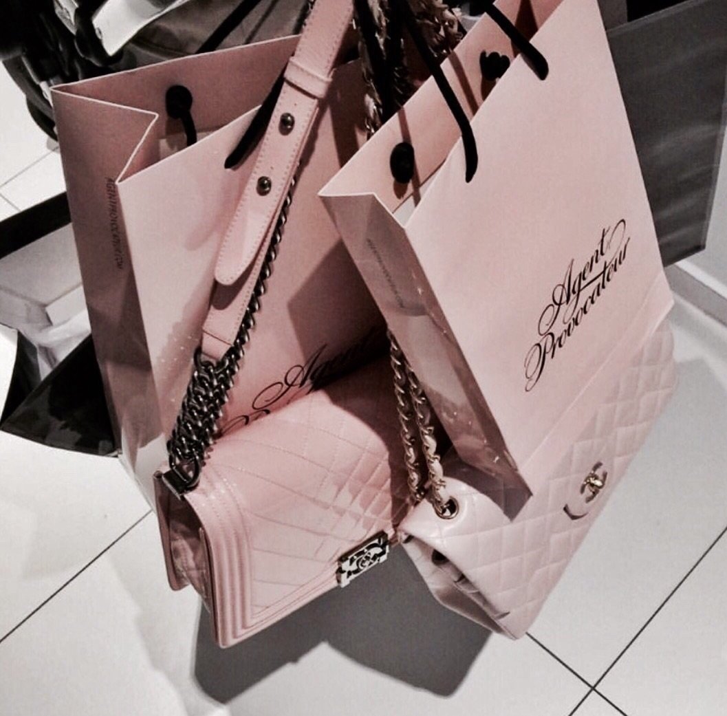 Девушка с покупками