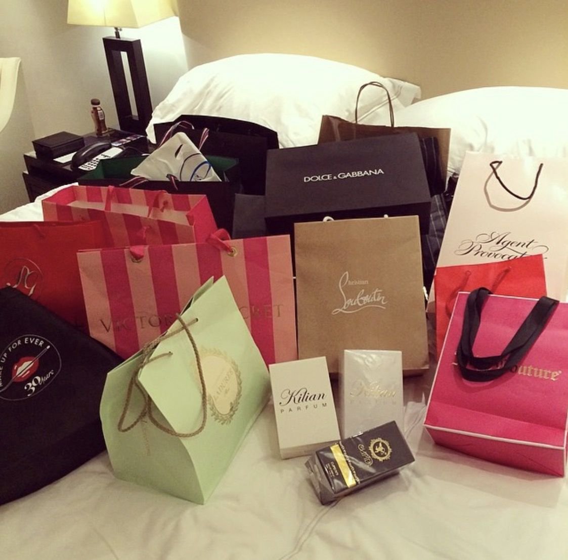 Девушка с покупками из Гучи