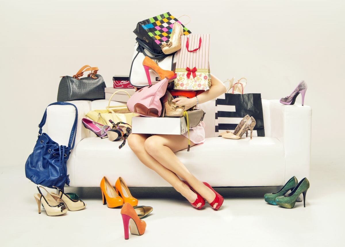 Девушка с брендовыми пакетами