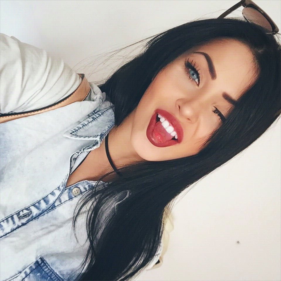 Меган Фокс в лифчике