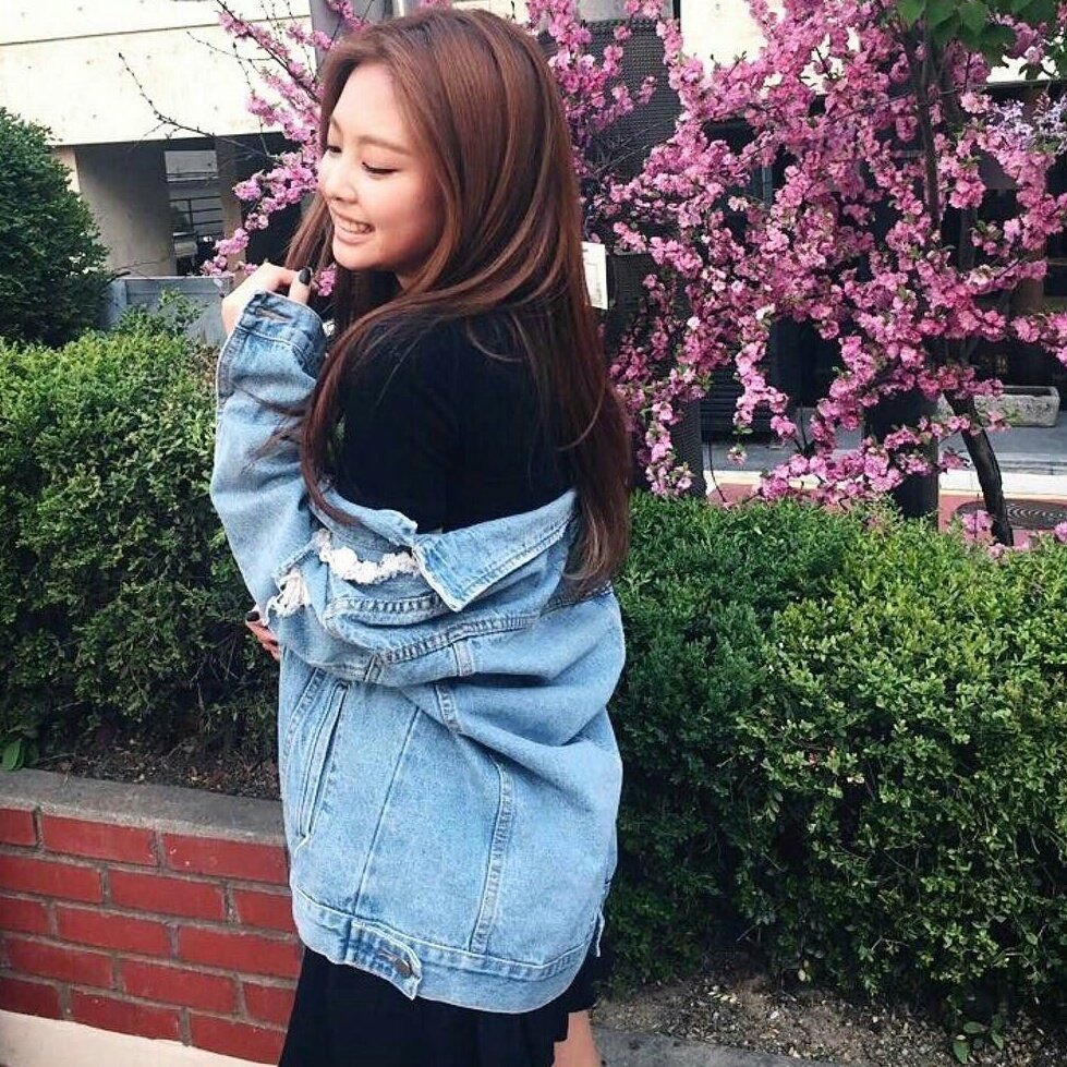 Дженни Блэк Пинк на улице