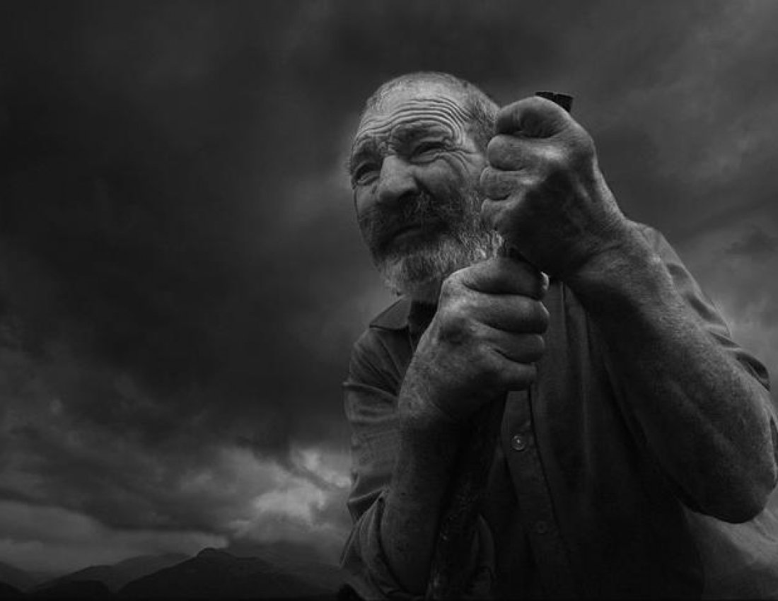 Портрет пожилого человека с морщинами