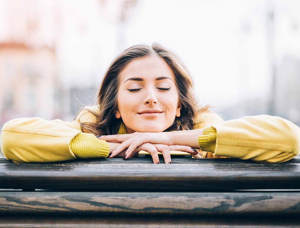 Девушка мечтает