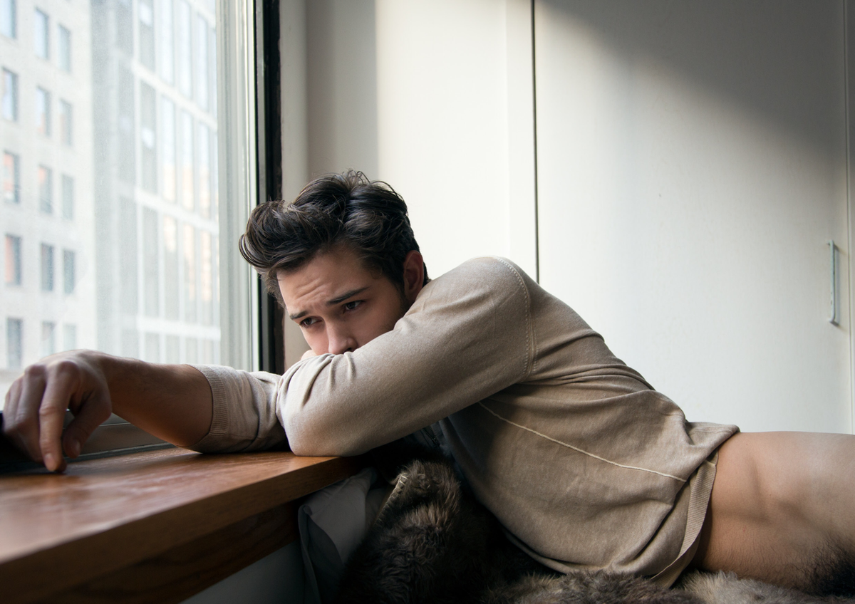 Красивая задумчивая девушка