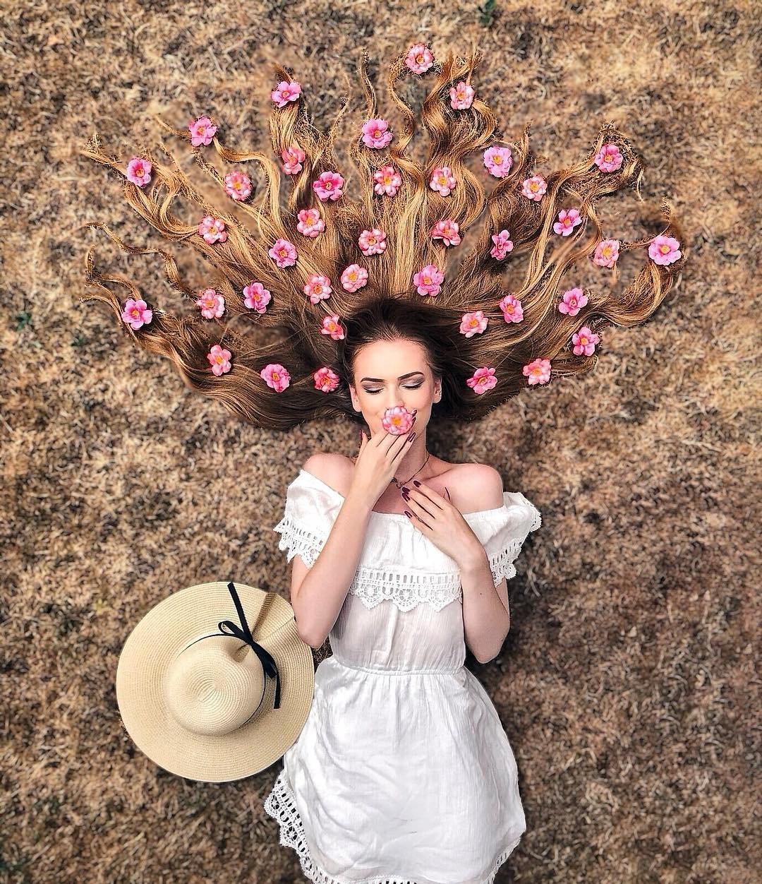 Девушка с чашкой у окна