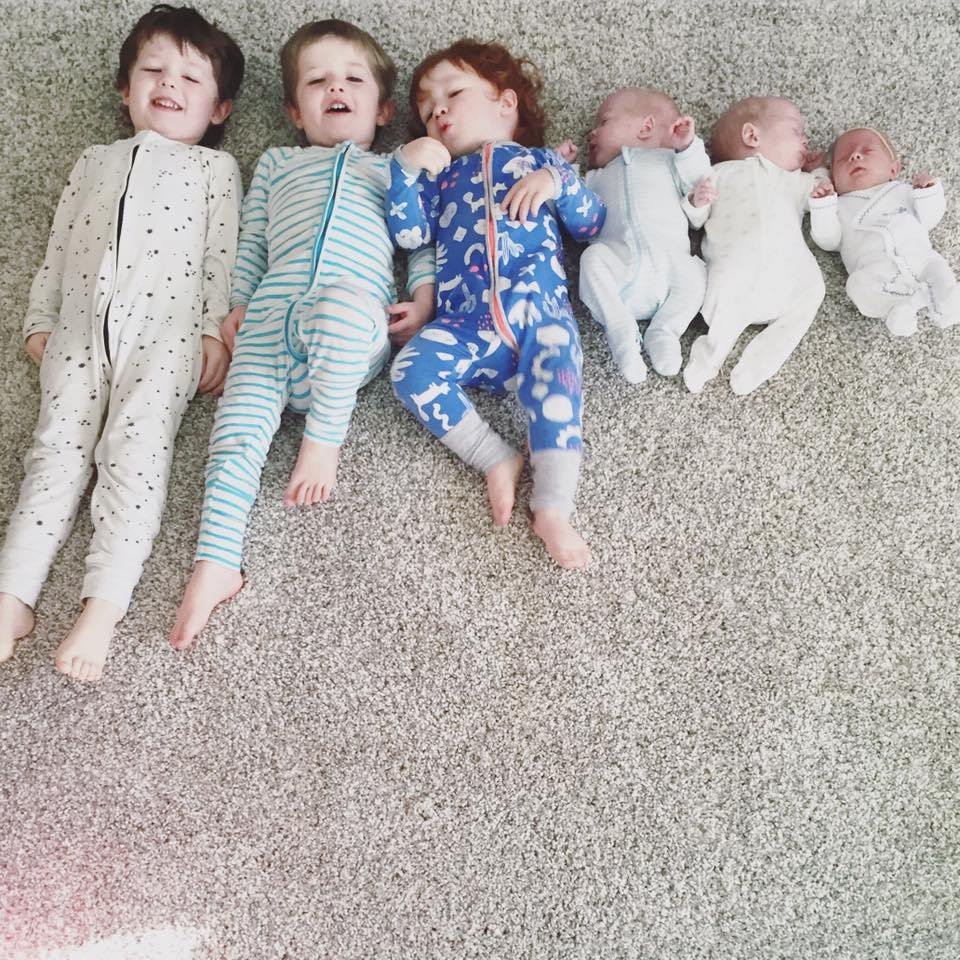 Семья с тремя детьми иллюстрации