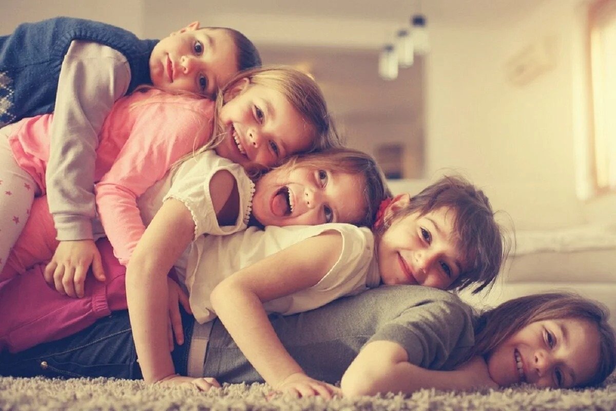 Женщина с двумя детьми