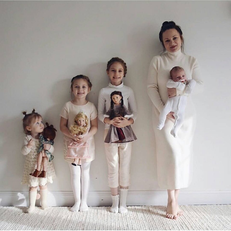 Уставшая мама с детьми