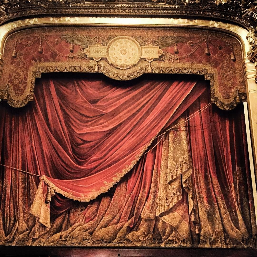 Театральная завеса рококо