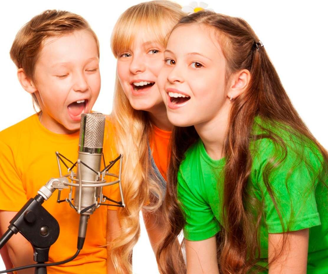 Девочка поет
