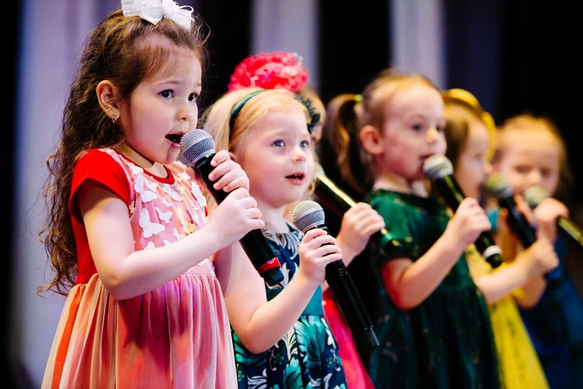 Дети поют и танцуют