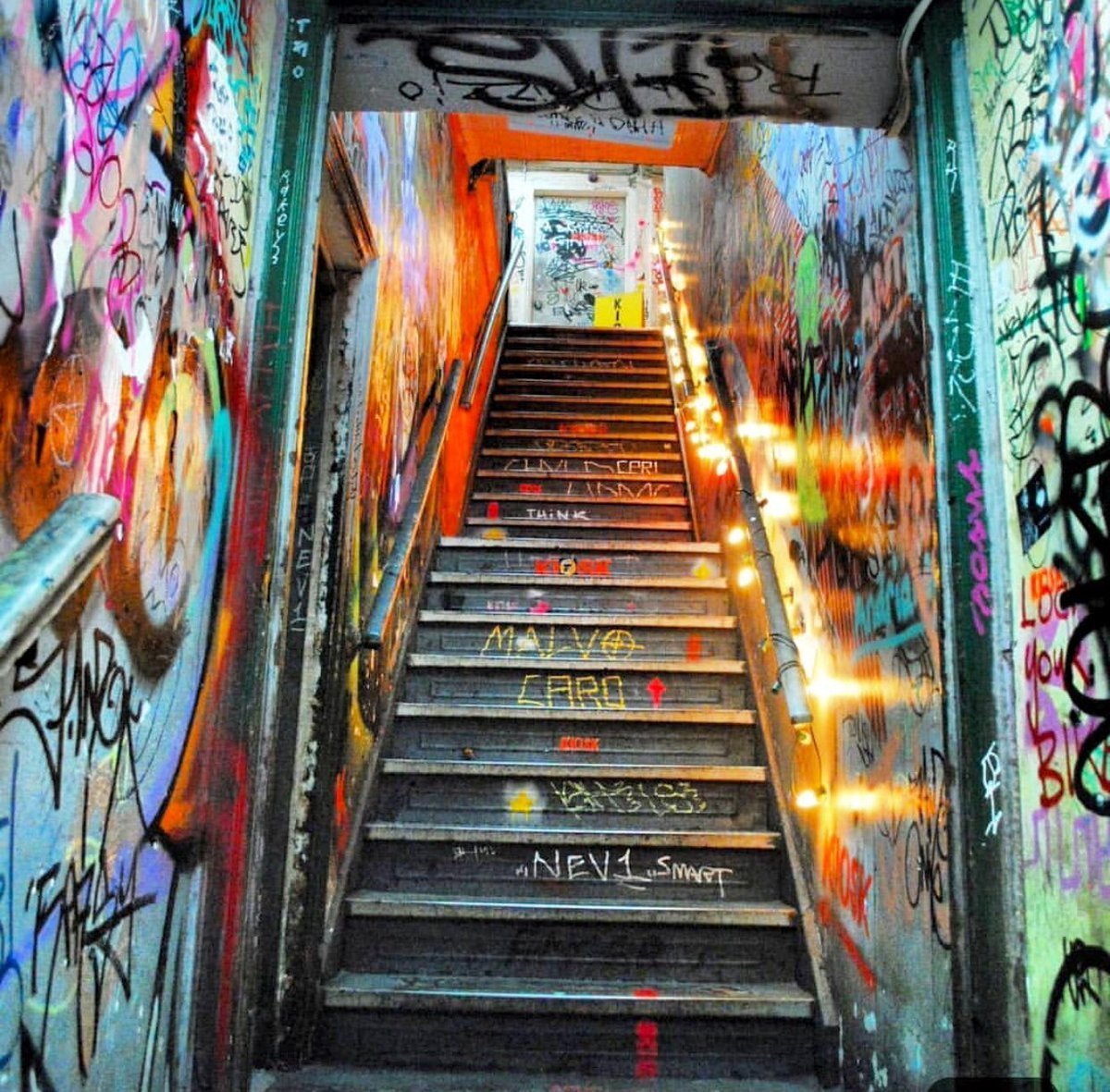 Разрисованный подъезд в Москве