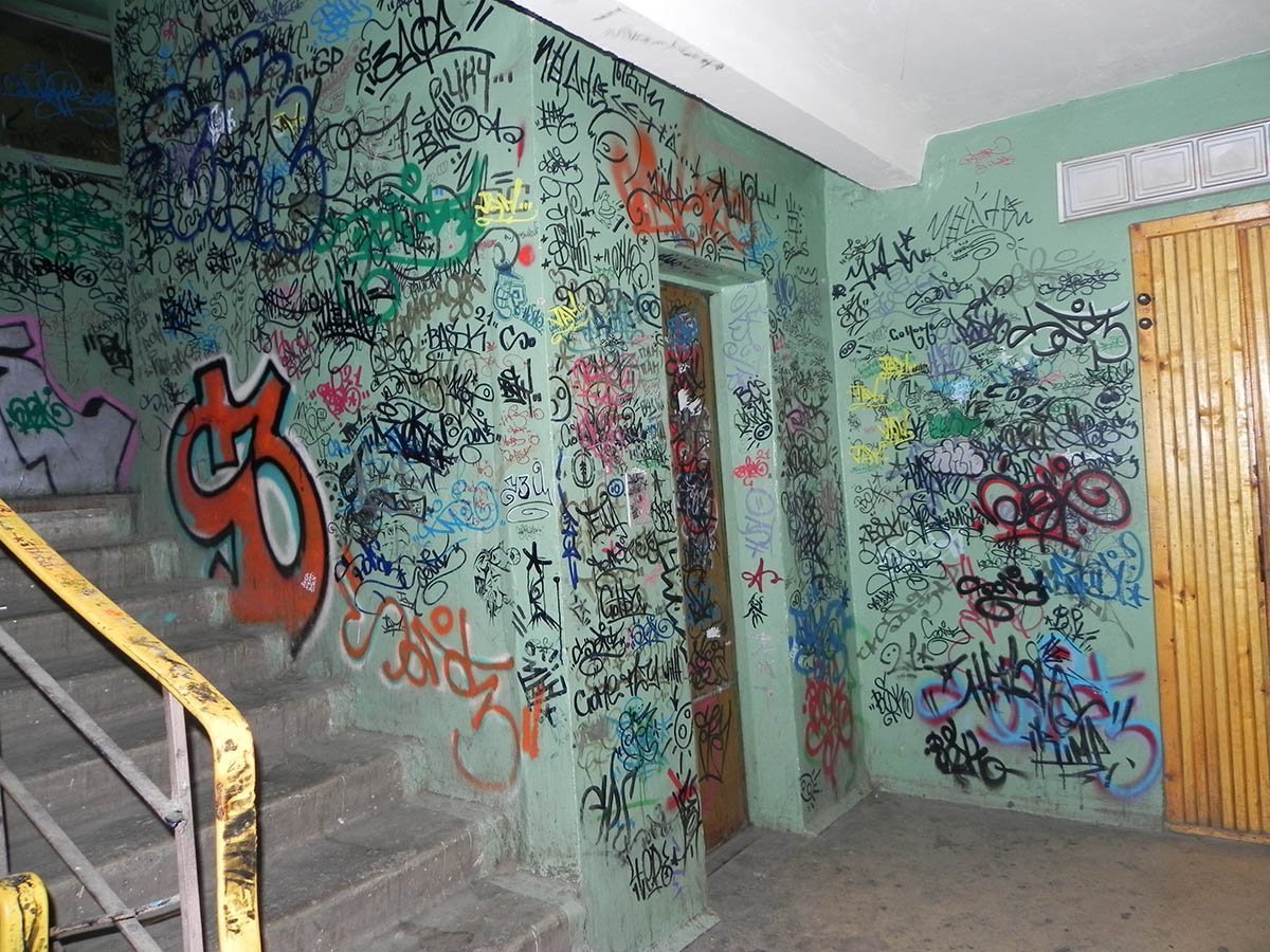 Подъездные стены