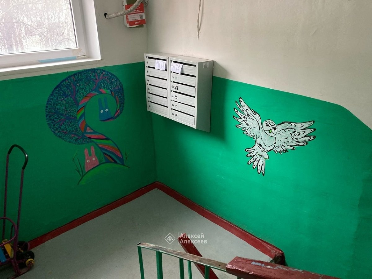 Украшение стен в подъезде