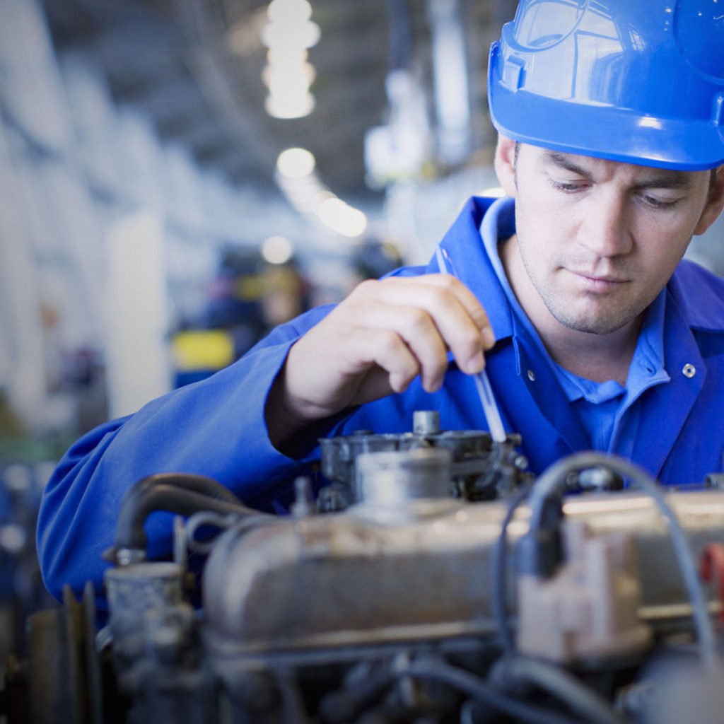 Слесарь с ключом гаечным