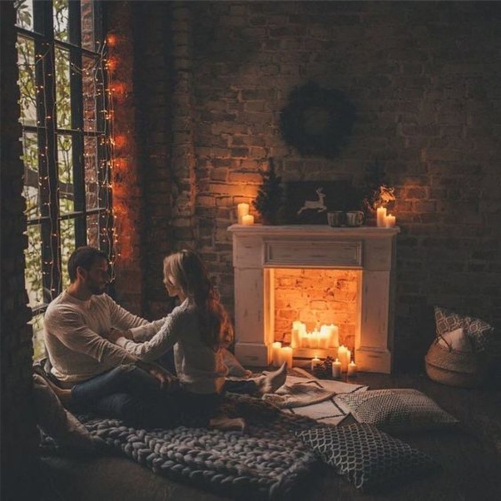 Девушка у камина со спины и цветы