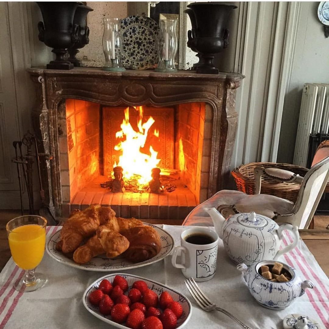 Теплый плед и камин