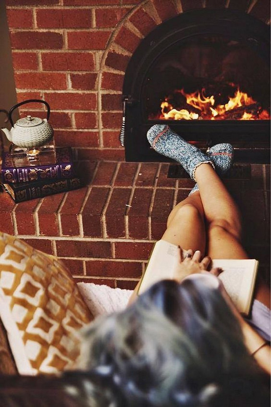 Посиделки возле камина